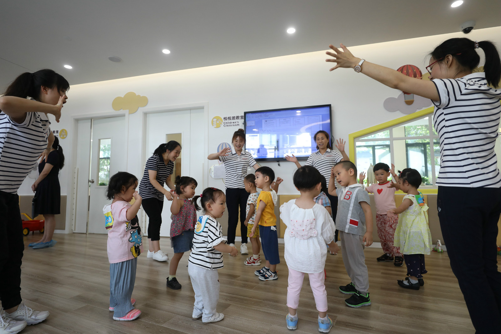 上海徐汇区华泾托育园的孩子们正在活动。（摄影：顾超）_meitu_1.jpg