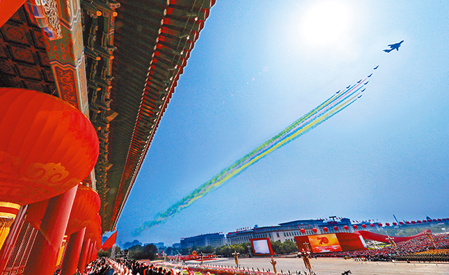 2019年10月1日庆祝新中国成立70周年，领队机梯队飞越天安门上空接受检阅.jpg