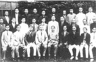 （1914年7月，孙中山在日本东京组建中华革命党，与陈其美、廖仲恺等的合影）.jpg