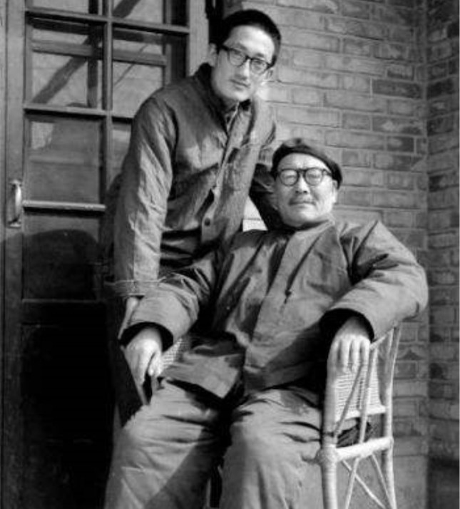 1971年，韩练成和儿子在临潼自家院中.jpg