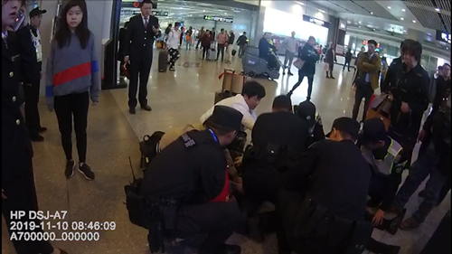 民警现场抢救.png