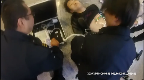 120急救人员现场抢救.png