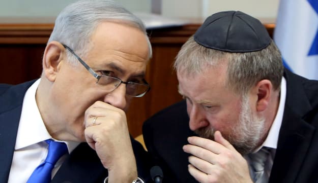 总理内塔尼亚胡（Benjamin Netanyahu）于2015年与时任内阁秘书阿维卡伊·曼德布里特（Avichai Mandelblit）进行了交谈。