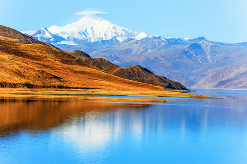 羊卓雍措与宁金康沙峰（浪卡子县）——曹中阳摄.JPG