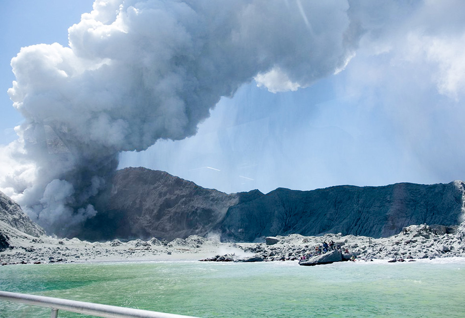 12月9日拍摄的新西兰怀特岛火山喷发现场。  新华社 图