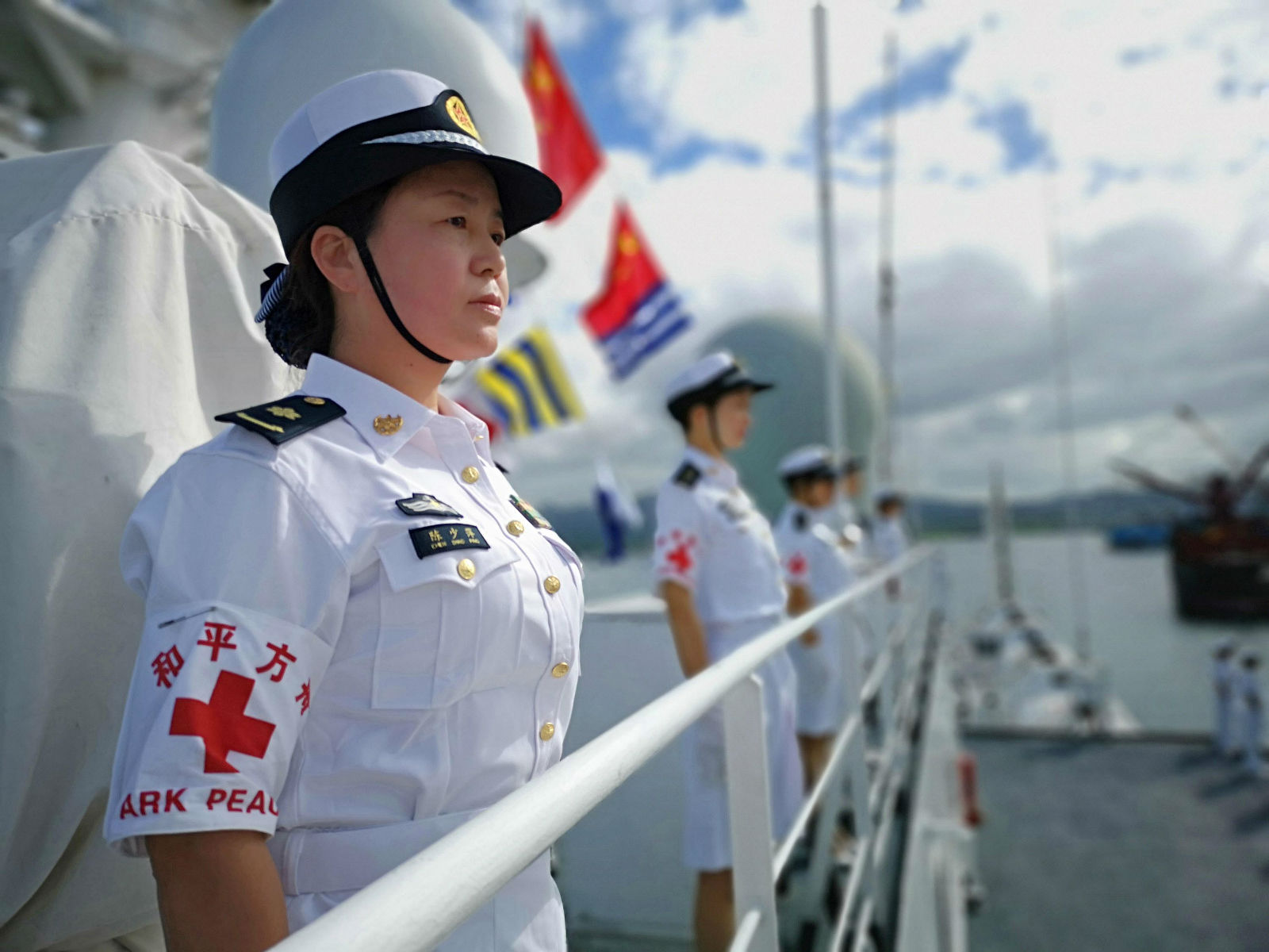 2018年8月2日，中国海军和平方舟医院船缓缓驶抵斐济苏瓦港时，医护人员在甲板列队站坡。江山摄_meitu_2.jpg