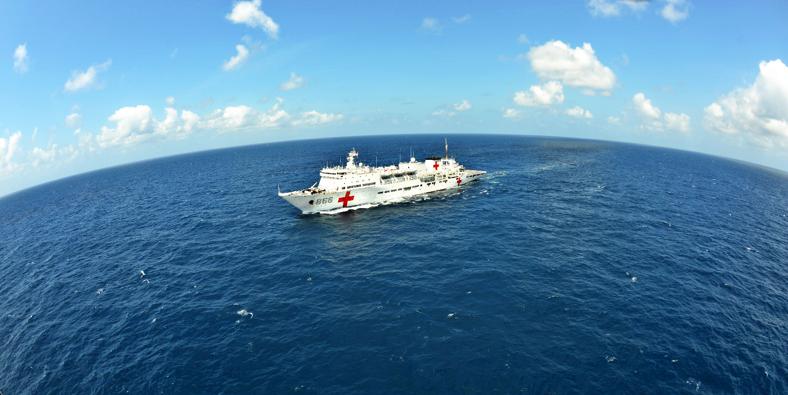 00  鸟瞰正航行在阿拉弗拉海域的中国海军和平方舟医院船。10月1日江山摄_meitu_10.jpg