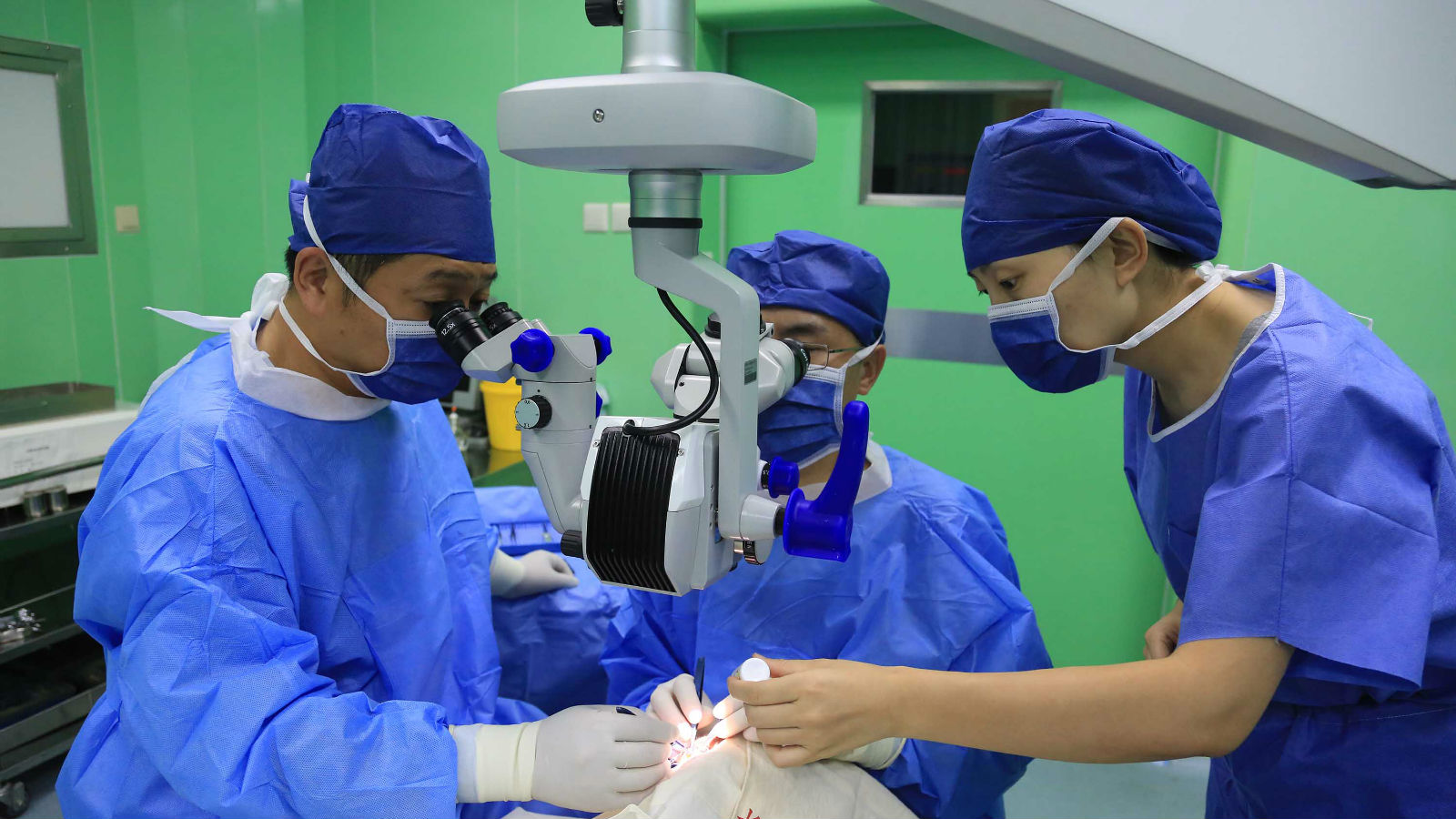 2018年11月24日，在安提瓜和巴布达，和平方舟眼科医生史胜（左一）和周哲（中）正为当地民众进行白内障手术。史奎吉摄_meitu_6.jpg