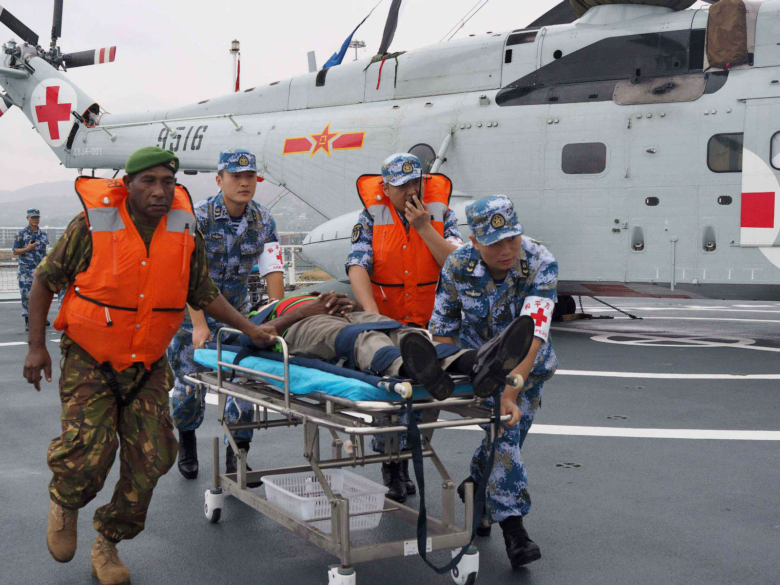 2018年7月17日，在中国海军和平方舟医院船飞行甲板，中巴新医护人员一起转运伤员。当天，中巴新举行应急医疗救护演练。江山摄_meitu_4.jpg
