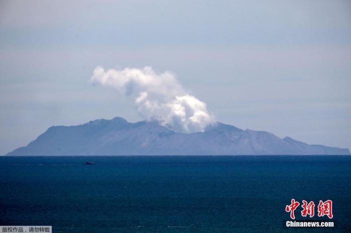 当地时间12月11日，远眺新西兰怀特岛，火山口依旧喷发浓烟。新西兰地质与核科学研究所11日就怀特岛火山喷发一事发布声明称，其在未来24小时有可能再次喷发。