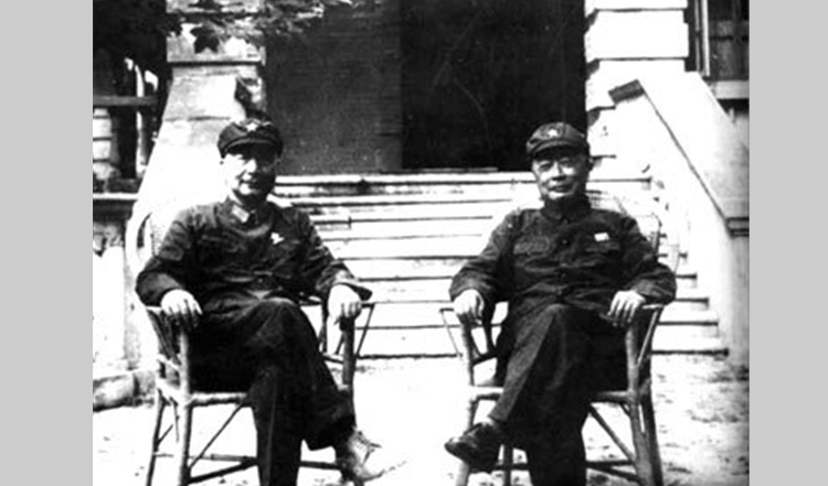 聂荣臻（左）与陈毅在北戴河类图.jpg