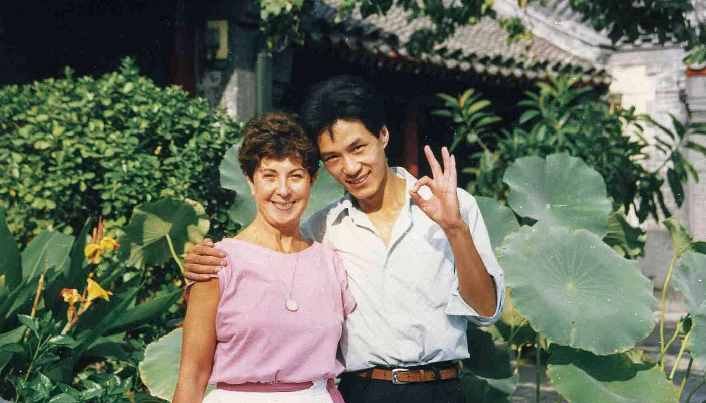 图19 1986年夏天，梅尔辛第二次来到中国，我和同学们到她在北京住的宾馆看望她.jpg