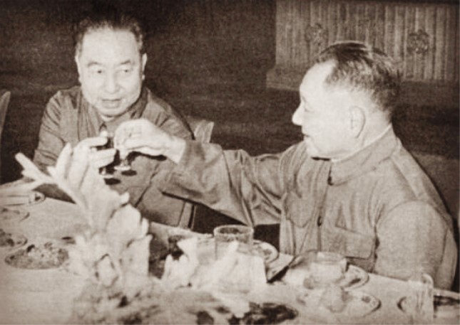华国锋（左）与邓小平.jpg
