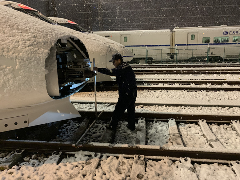 南京动车段加强动车组车钩、车顶高压设备检修，确保冰雪天气动车组运行安全。（黄斌 摄） (2).jpg