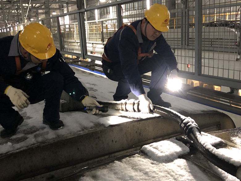 南京动车段加强动车组车钩、车顶高压设备检修，确保冰雪天气动车组运行安全。（黄斌 摄）.jpg