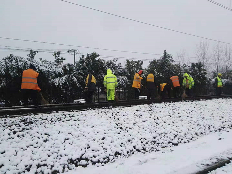 蚌埠站组织干部职工清扫线路道岔积雪，确保线路安全畅通。（吕保贵）.jpg