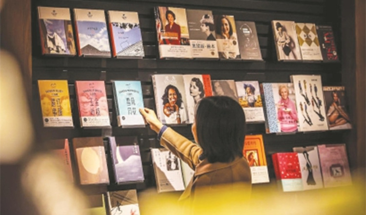 西西弗书店上海首家定制店里，读者翻阅女性题材专区书籍.jpg