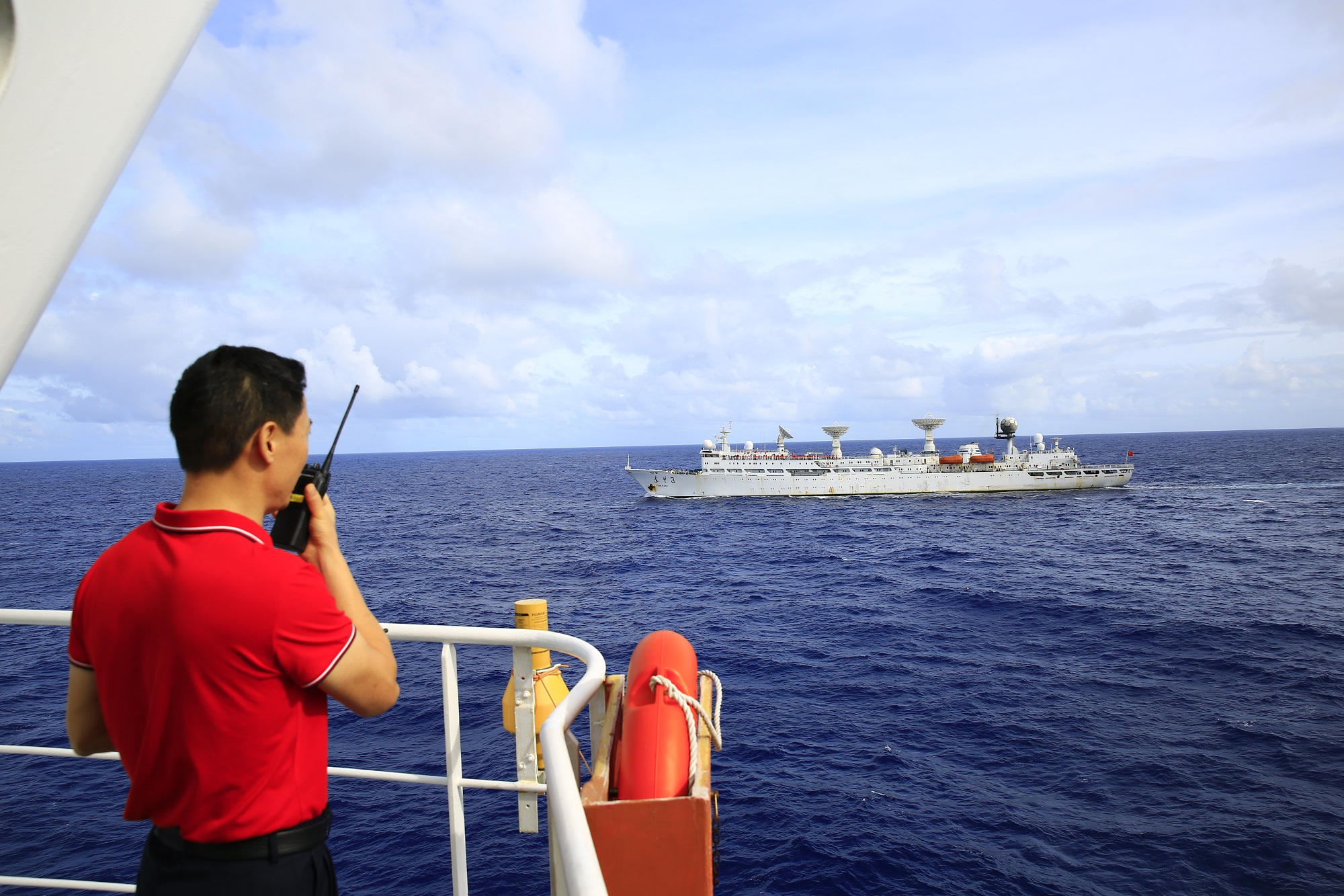远望7号船船长倪留国通过对讲机与对面沟通，韩帅摄.JPG