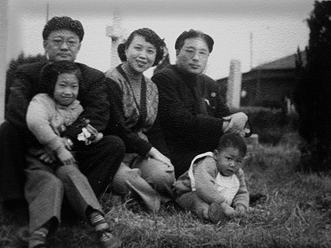 1952年春靳以（右一）与巴金一家到虹桥公墓为李尧林扫墓（章洁思提供）_副本.jpg
