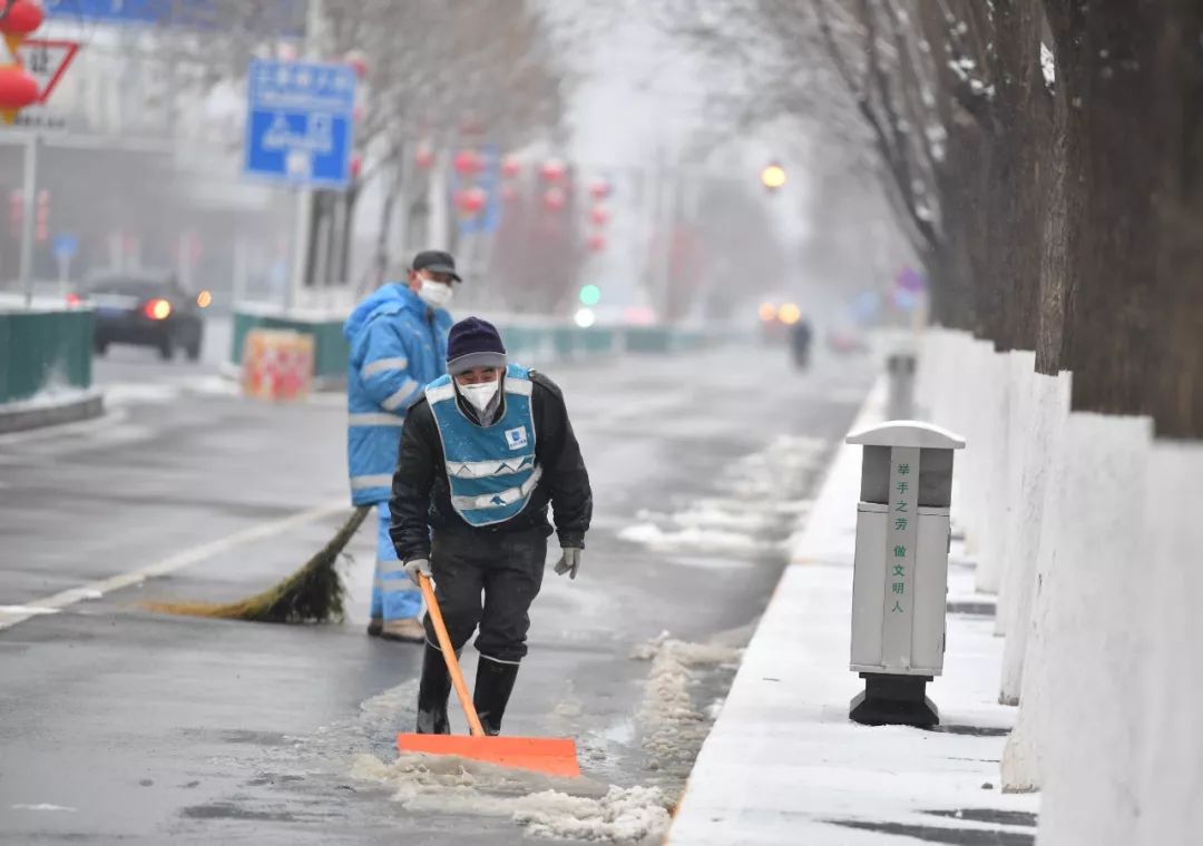 德孝中华周刊推荐：20200202，京城鼠年初雪，街头这一幕幕太动人