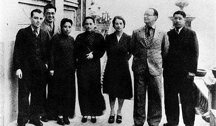 1938年，宋庆龄和保卫中国同 盟中央委员会委员在香港类图.jpg