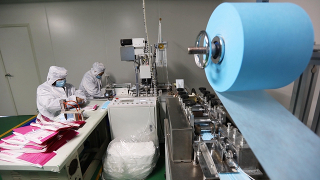 2月9日，在河南省焦作市康业医用材料有限公司生产车间，工人在生产口罩。