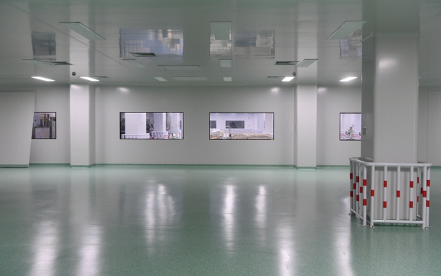  2月4日，晋江恒安家庭生活用纸有限公司将原生产消毒湿巾的洁净车间腾空，准备在此生产防护服及口罩。图片均来自新华社