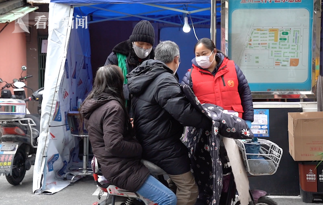 一居的居委会书记杜佳敏，正在发放“红绿卡”。