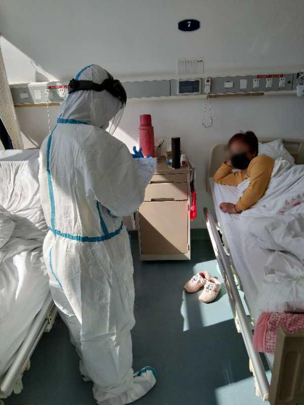 在武汉大学人民医院东院重症病房，上海医护人员与患者在病房交流。