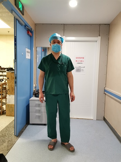 一天手术结束，高峰浑身湿透。