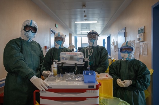 同济光谷医院插管小分队，被称为“敢死队”。