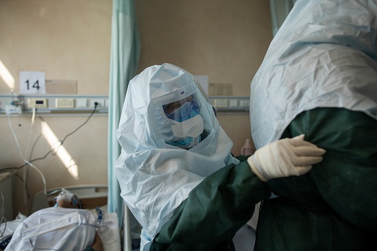 插管操作中医护人员紧密协作。