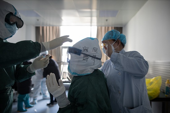 插管操作前的防护准备细致到位。