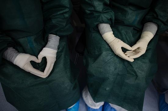 插管操作前的静坐，为节省体力也为防止出汗。医生比了个心型手势。