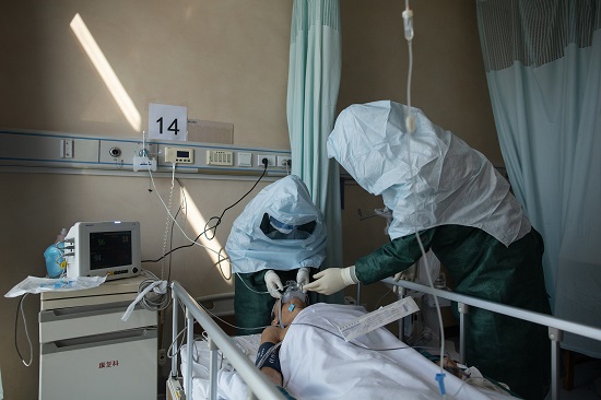 14床患者插管操作正在进行。
