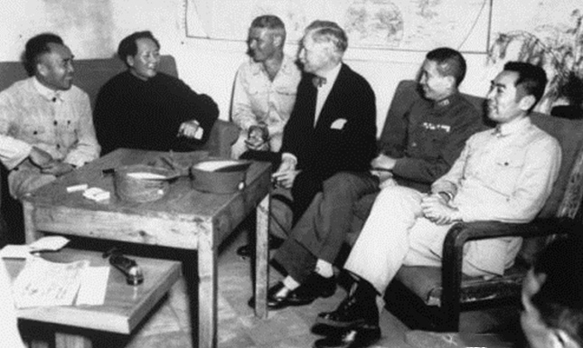 1945年，毛泽东在延安与美国驻华大使赫尔利等交谈。内.jpg