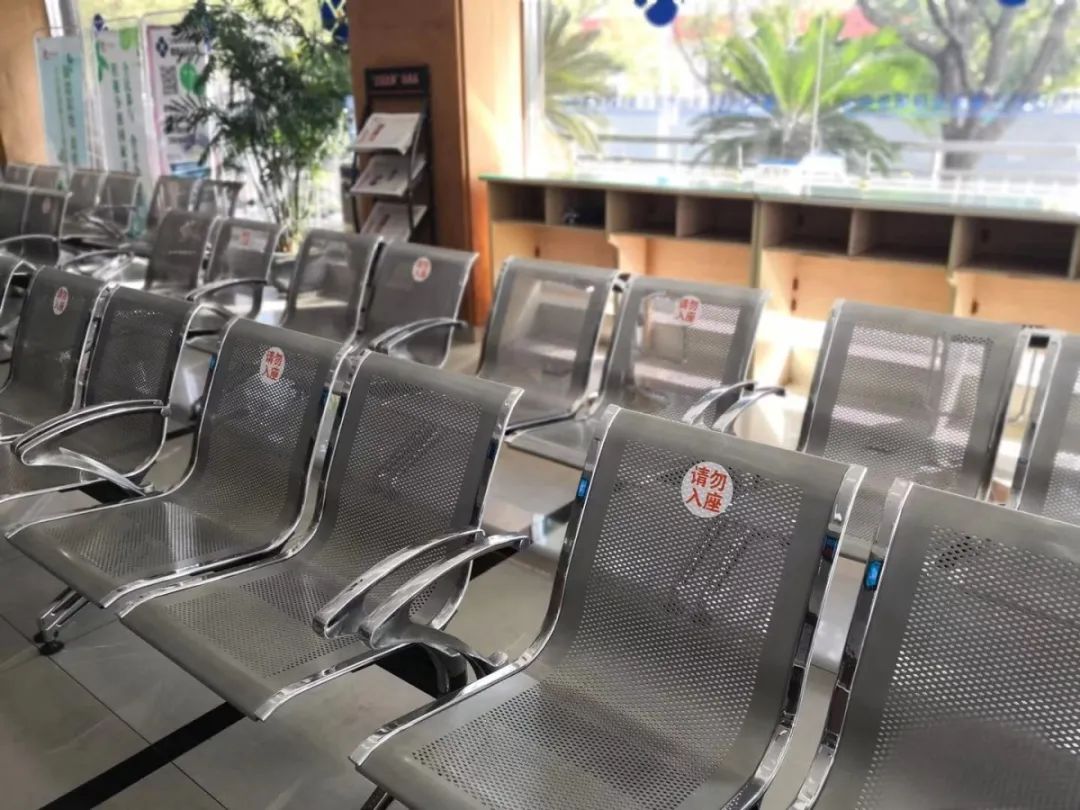 座位间隔,连排座椅间空出一个安全隔离位置,在等候区增加疫情防控知识