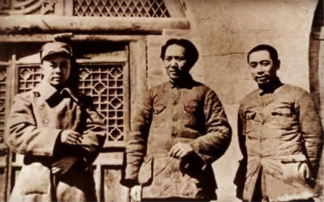 1938年，任弼时、毛泽东、周恩来（左起）在延安.jpg