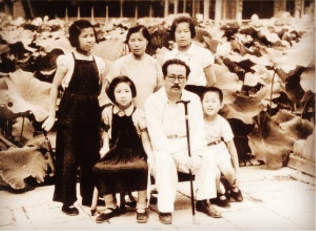 1950年，任弼时和家人在颐和园.jpg