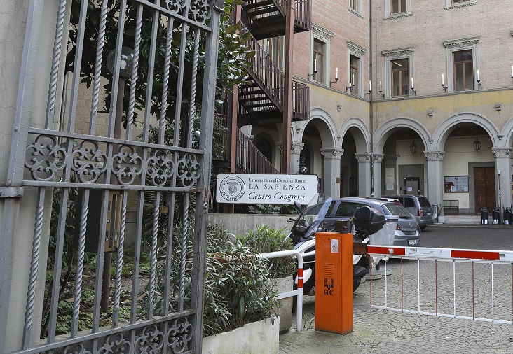 这是3月5日在意大利罗马拍摄的罗马大学一处校区的门口。.jpg