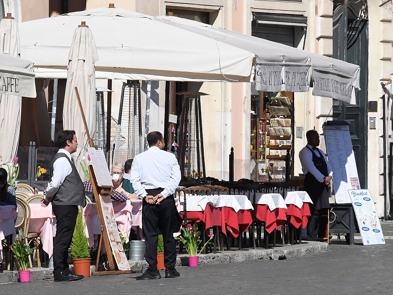 3月5日，在意大利罗马纳沃纳广场，餐厅服务员们等待顾客。.jpg