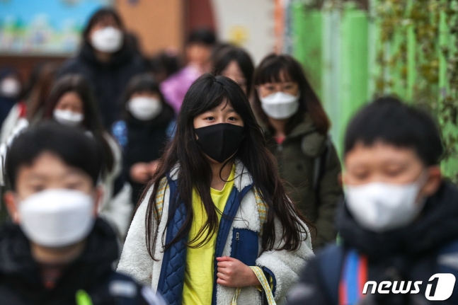 1月29日，韩国首尔一所小学，学生戴口罩上课。（news 1）