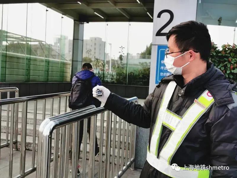 计数器,地贴纸……地铁精细化引导客流有妙招