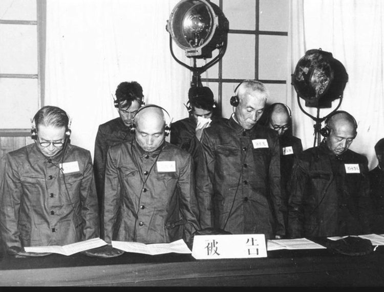 1956年，8名日本战犯在法庭受审.png