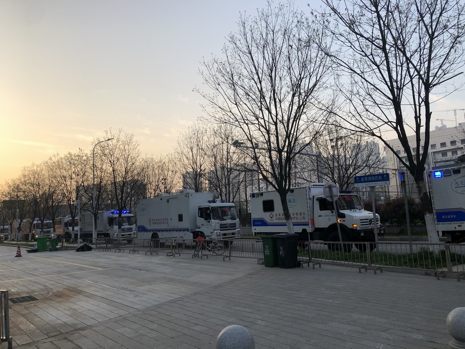 3月18日早上,在同济大学附属东方医院18名救援队员的保驾护航下,由8辆医学救援车和2辆保障车组成的车队启程返沪。