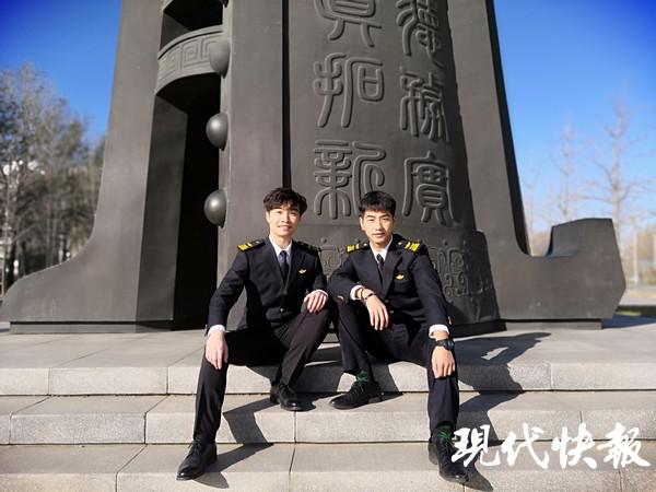 △未来飞行员 “余同学”&nbsp;在北航（右）资料图