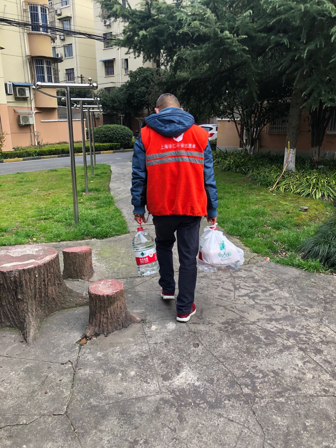 宋维军为隔离居民买菜