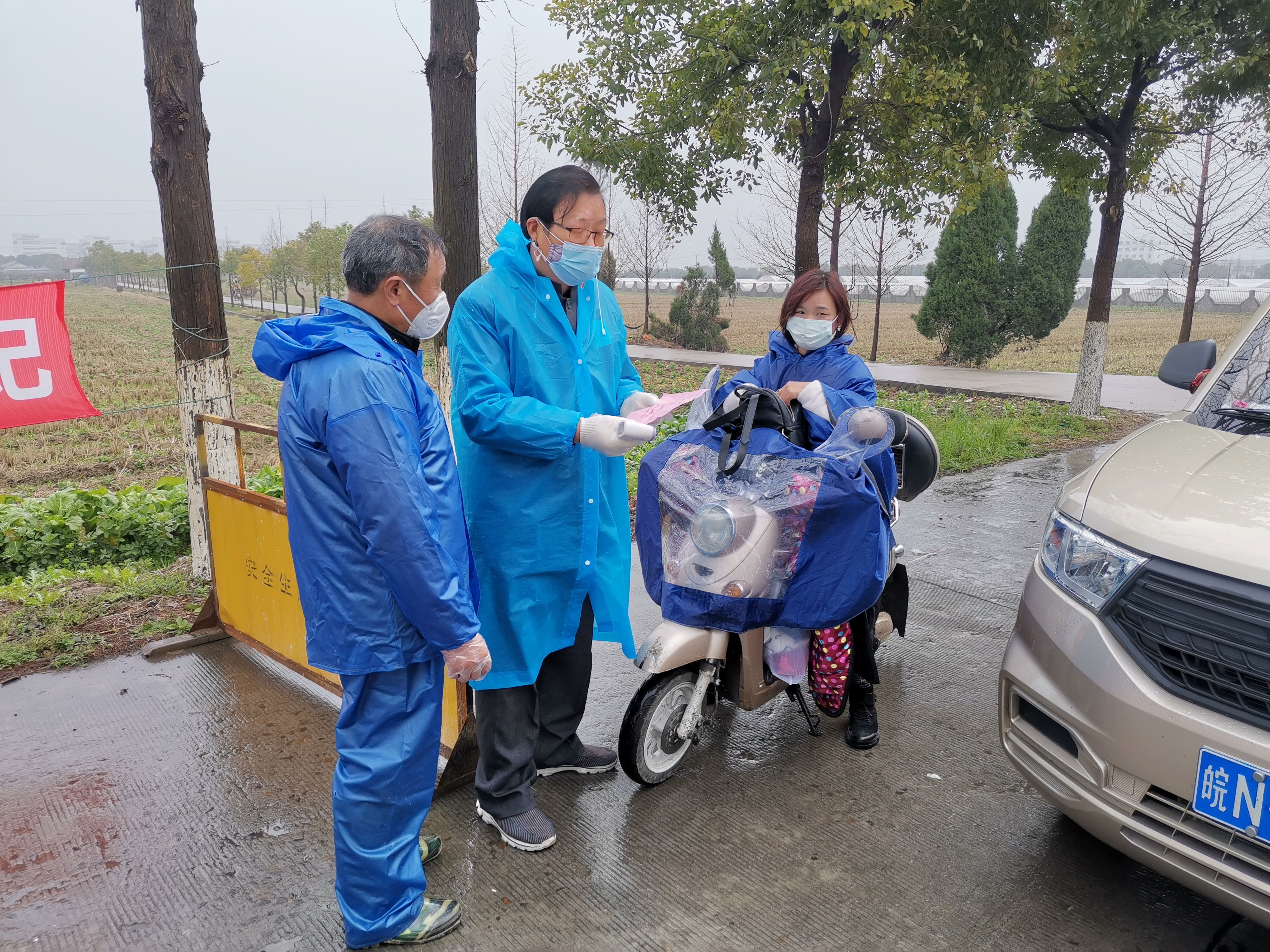 谭锦林(中间）在道口值守