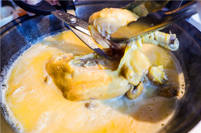 9.花胶鸡汤经过炖煮已经汤醇味浓.jpg