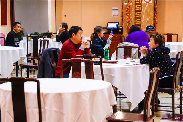 2.随着沪上企业复工复产复市，老饭店里堂吃的顾客渐渐多了起来.jpg